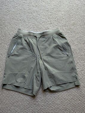 lululemon athletica Men's tan/Olive Green Athletic Shorts LTT size small
